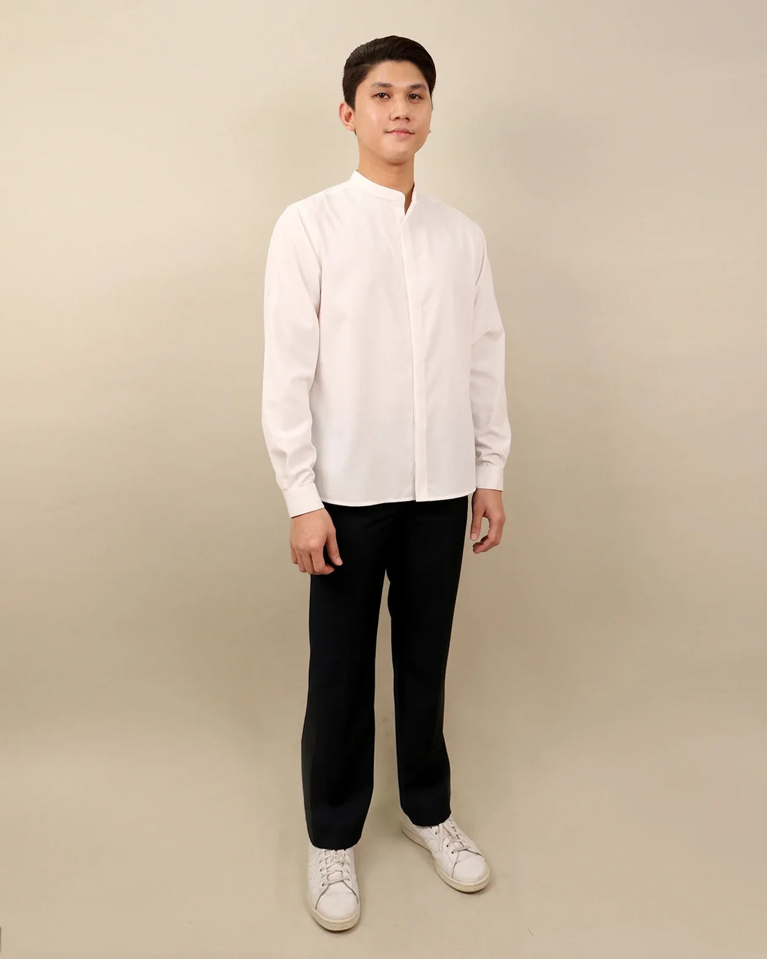 Man wearing a white mandarin collar corporate shirt with black trousers