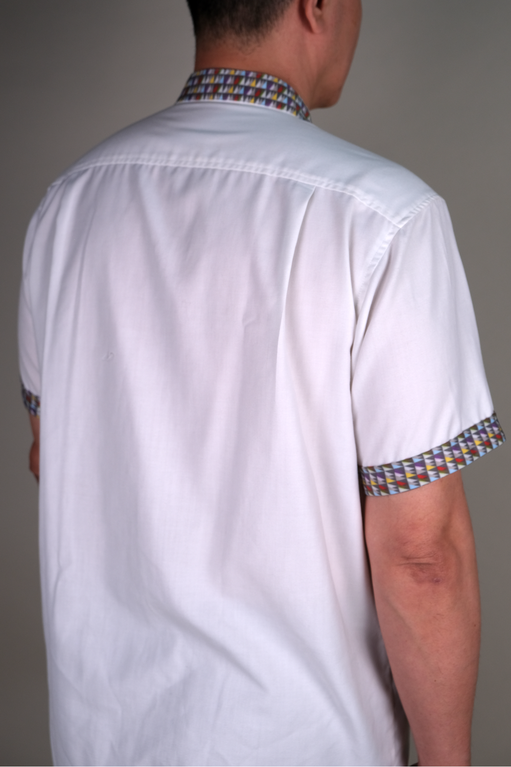 Short sleeve shirt with Mandarin Collar trims